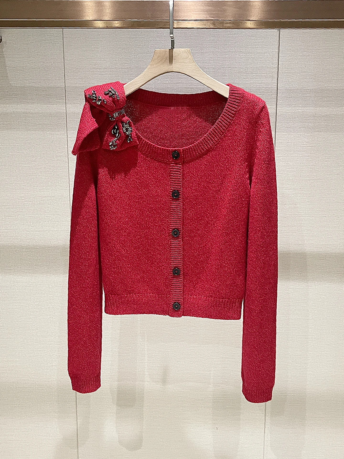 

Ele вязаный длинный све, круглый красный облегающий топ Ne Knot для женщин, весна 2026, роскошный трикотаж, повседневная одежда