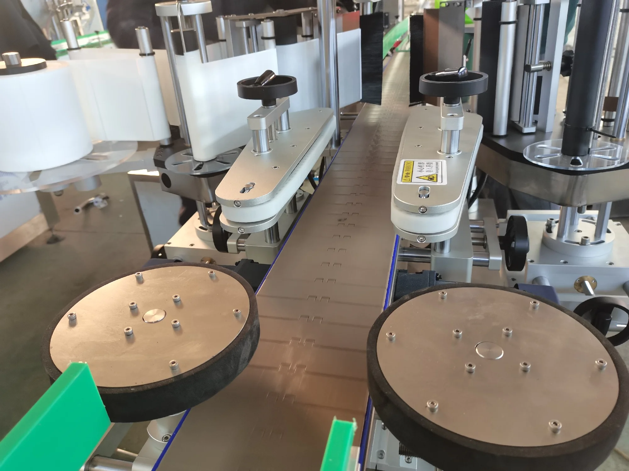 Electric Automatic Small Desktop High-Accuracy Bottle Cans Labeling Machine Professional Custom Plastic Sticker Wrap Dispenser