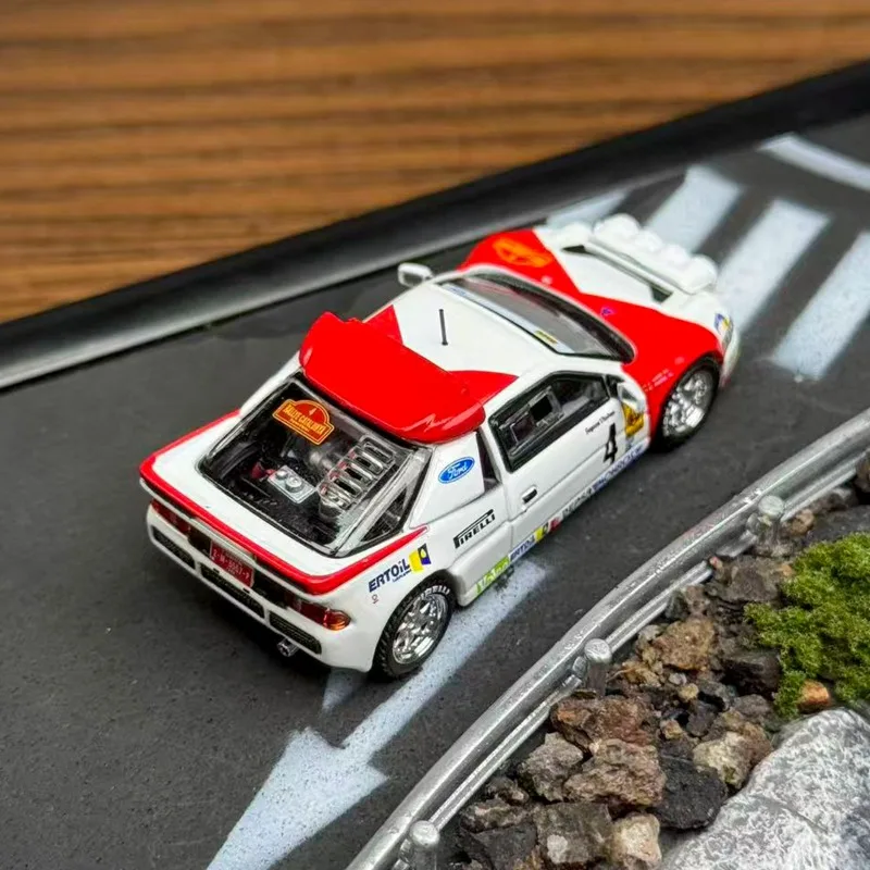 TARMAC WERKT 1/64 Ford RS2000 Rallye Catalonië Legering Motorvoertuig Speelgoed spuitgieten Metalen Model Collectie Jongen Kerstcadeaus