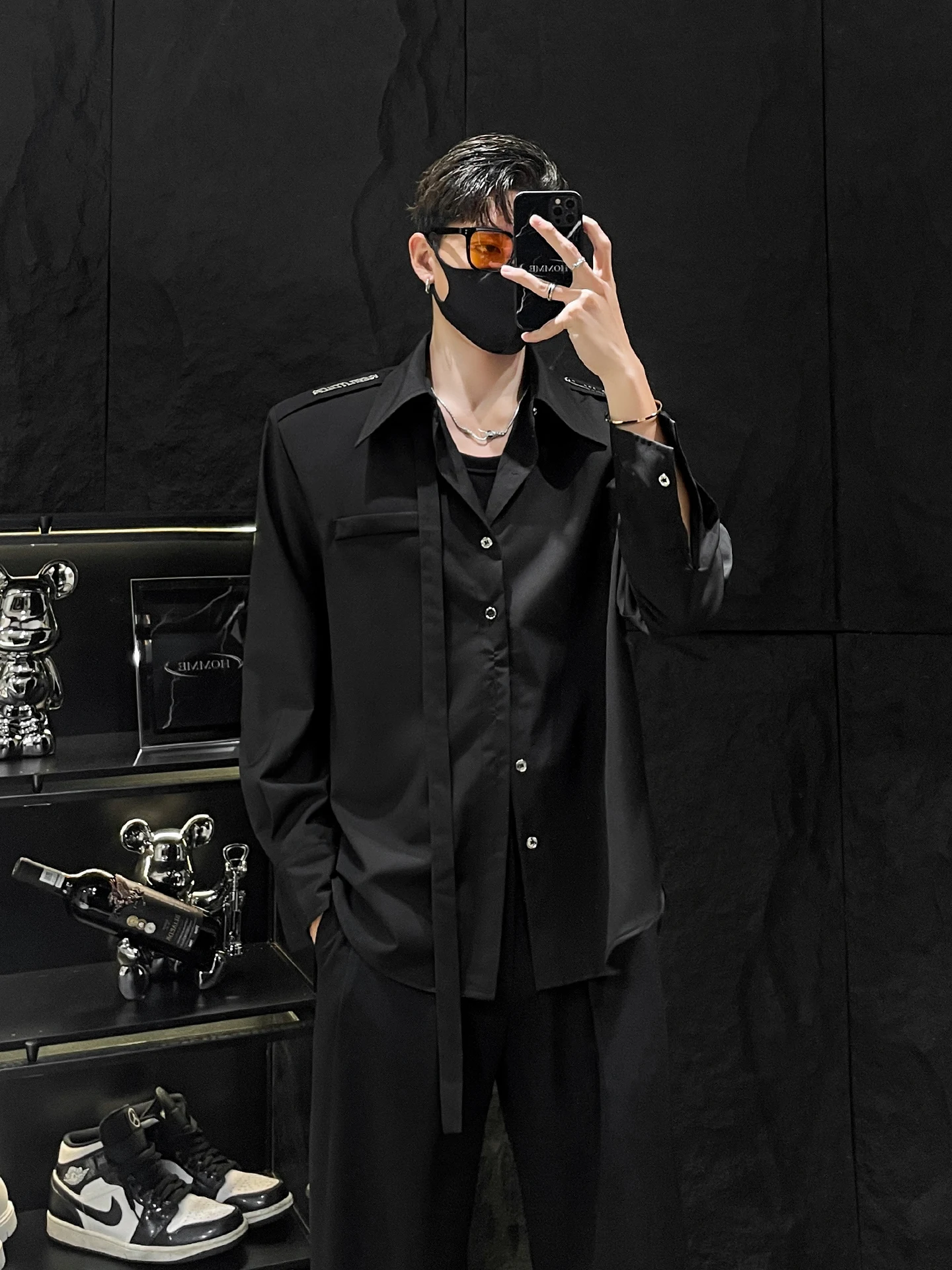 เสื้อเชิ้ตผู้ชายสีขาว แขนยาว แบบมีแผ่นรองไหล่ สไตล์ลำลอง ดีไซน์อเนกประสงค์ รุ่น HOMME ดีไซน์โดดเด่น ไม่มีขีดจำกัด ผลิตจากเส้นใยโพลีเอสเตอร์