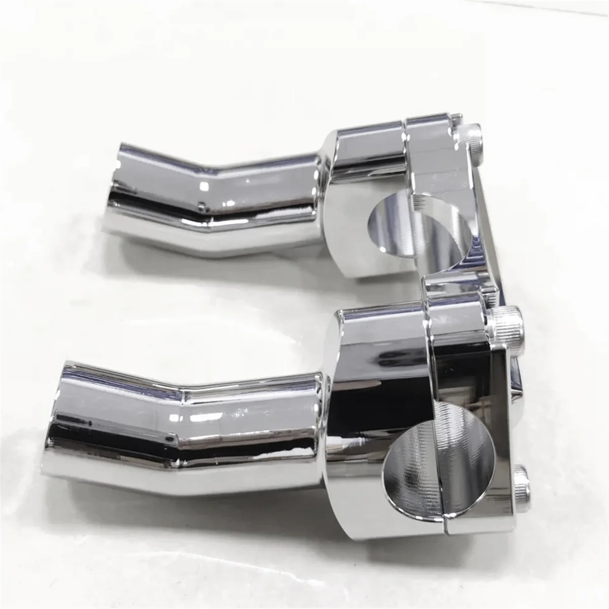 

Комплект стояков руля с откидной спинкой 3-1/2 дюйма и верхний зажим для Harley Dyna Softail Fat Boy