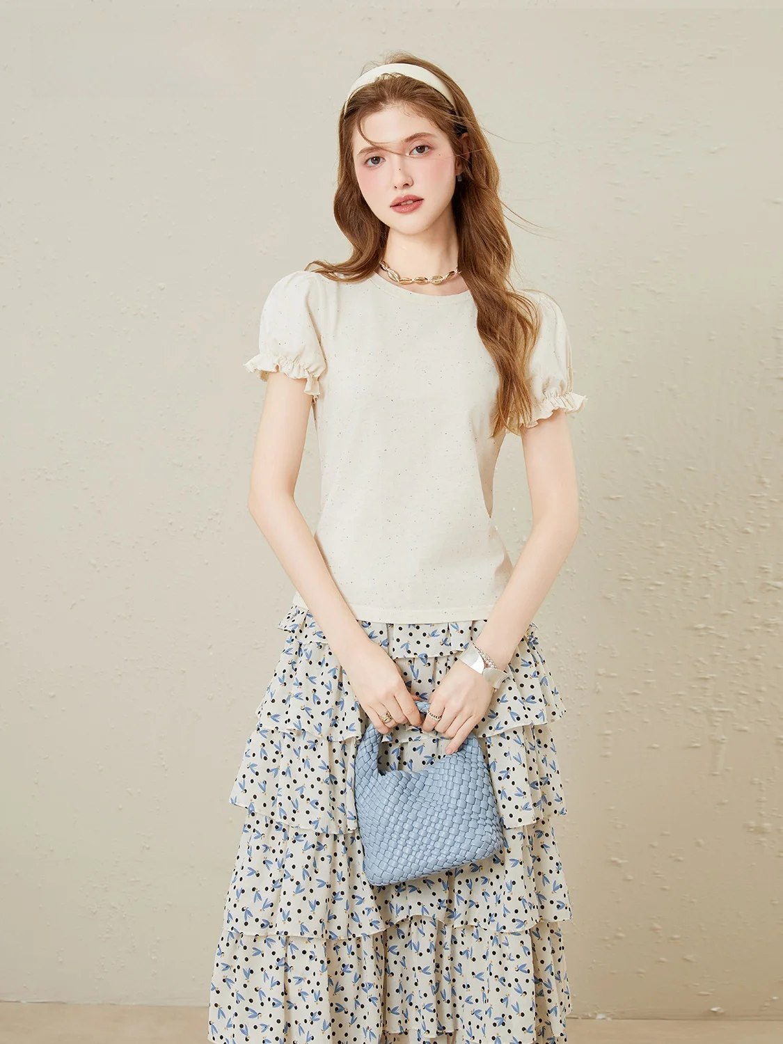 

Летний комплект: топ с коротким рукавом и круглым вырезом, юбка-баллон с цветочным принтом. Красивая модная сенсация.