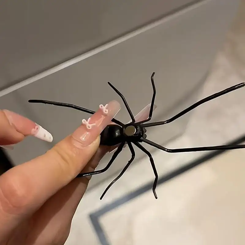 New Prank Simulated Glow In The Dark Magnet Unique Spider Fridge Magnet Small Size Lightweight Halloween Magnet Party Decor