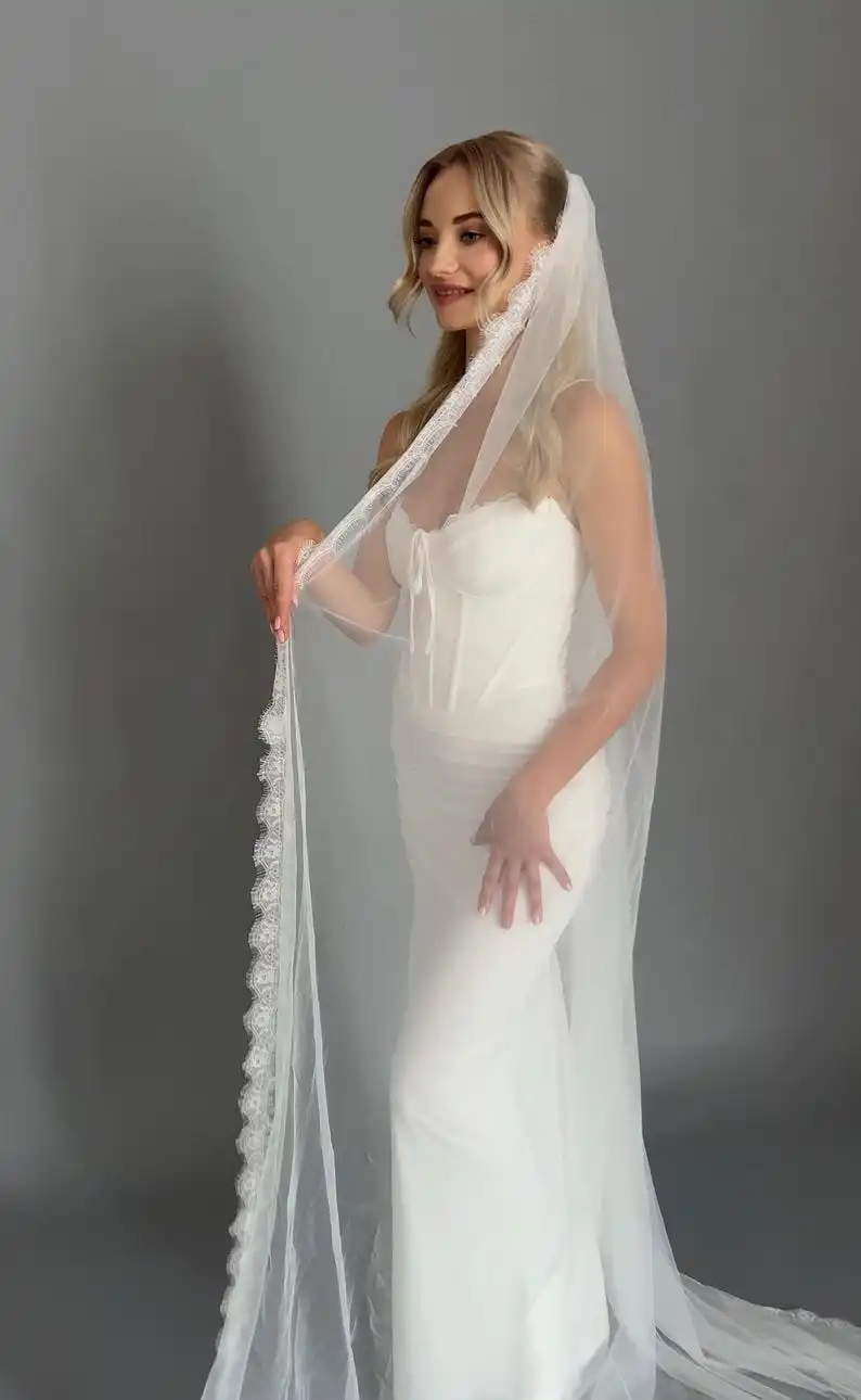 velo-da-sposa-in-pizzo-chantilly-a-un-livello-stile-cattedrale