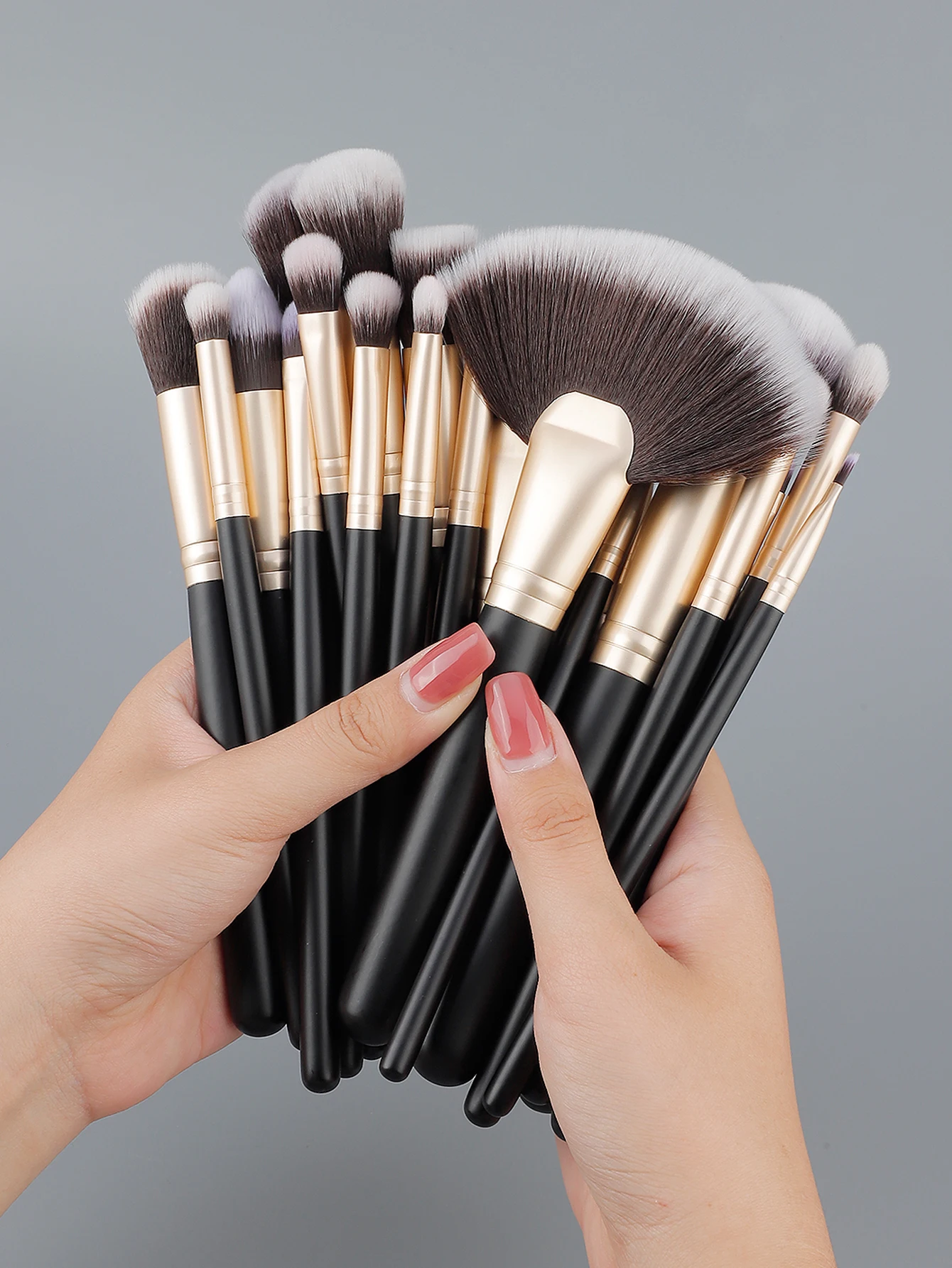 مجموعة فرش مكياج سوداء مكونة من 24 قطعة لمكياج الوجه والعين، مجموعة فرش مكياج احترافية للنساء والفتيات | هذه الفرش تصميم #6