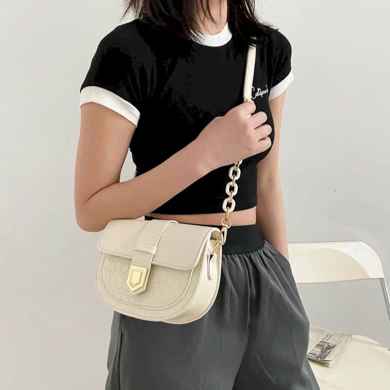 

Solid Crossbody Bags for Women Korean Style Versatile Lingge Handbags Aesthetic Ladies Fashionable PU Chain Design Saddle Bag