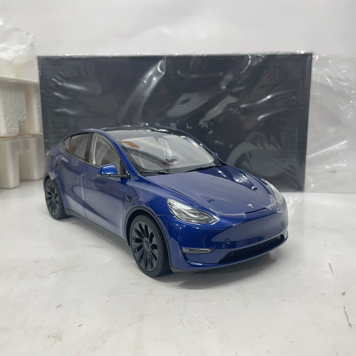 Die-cast 1:18 Scale Tesla Model Y SUV Simulated Alloy Static Car Model