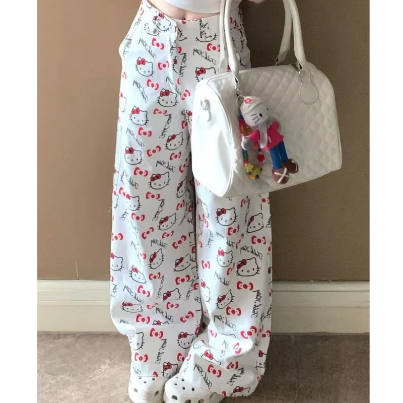 

Женские джинсы с принтом Hello Kitty — свободные эластичные джинсы с мультяшным узором, милые повседневные брюки с красным бантом