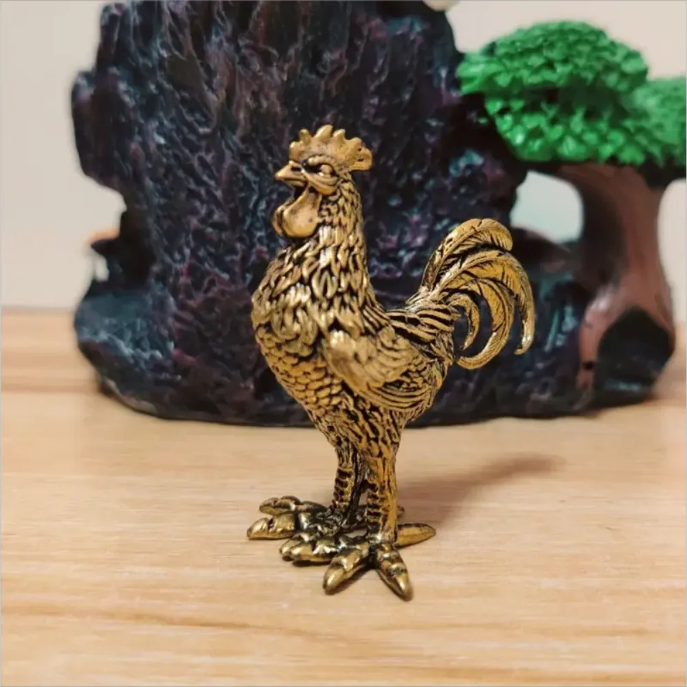 Elegante Hahnenfigur aus Messing – komplizierte goldene Tierdekoration für Zuhause, Büro oder Geschenk, detaillierte Federn und Kamm, rustikaler Tisch – Detail 2