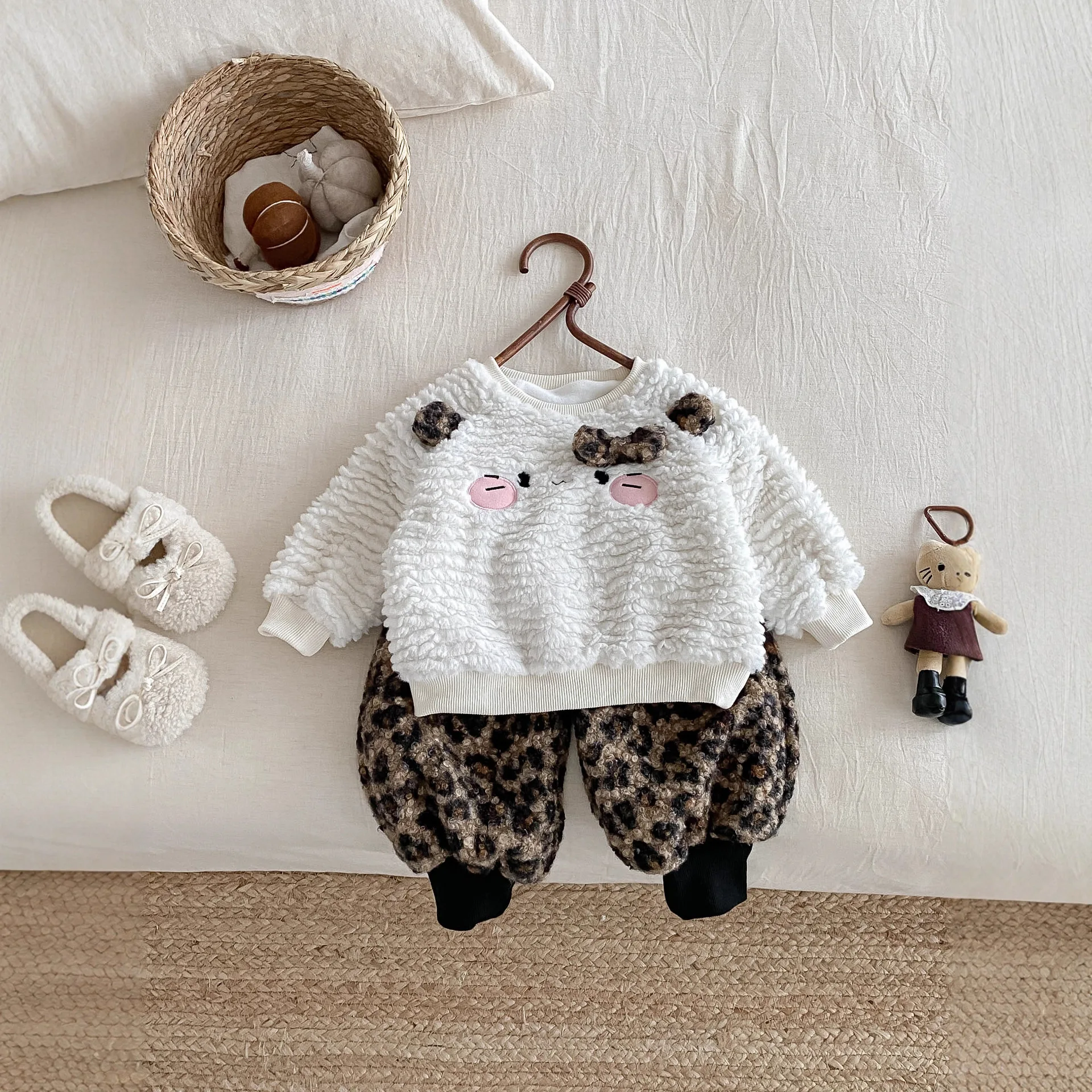Baby Girl Hoodie Winter New Cute and Super Cute Cat with Plush Thick Top Leopard Print Sweatpants 2 Piece Set for Young Children
