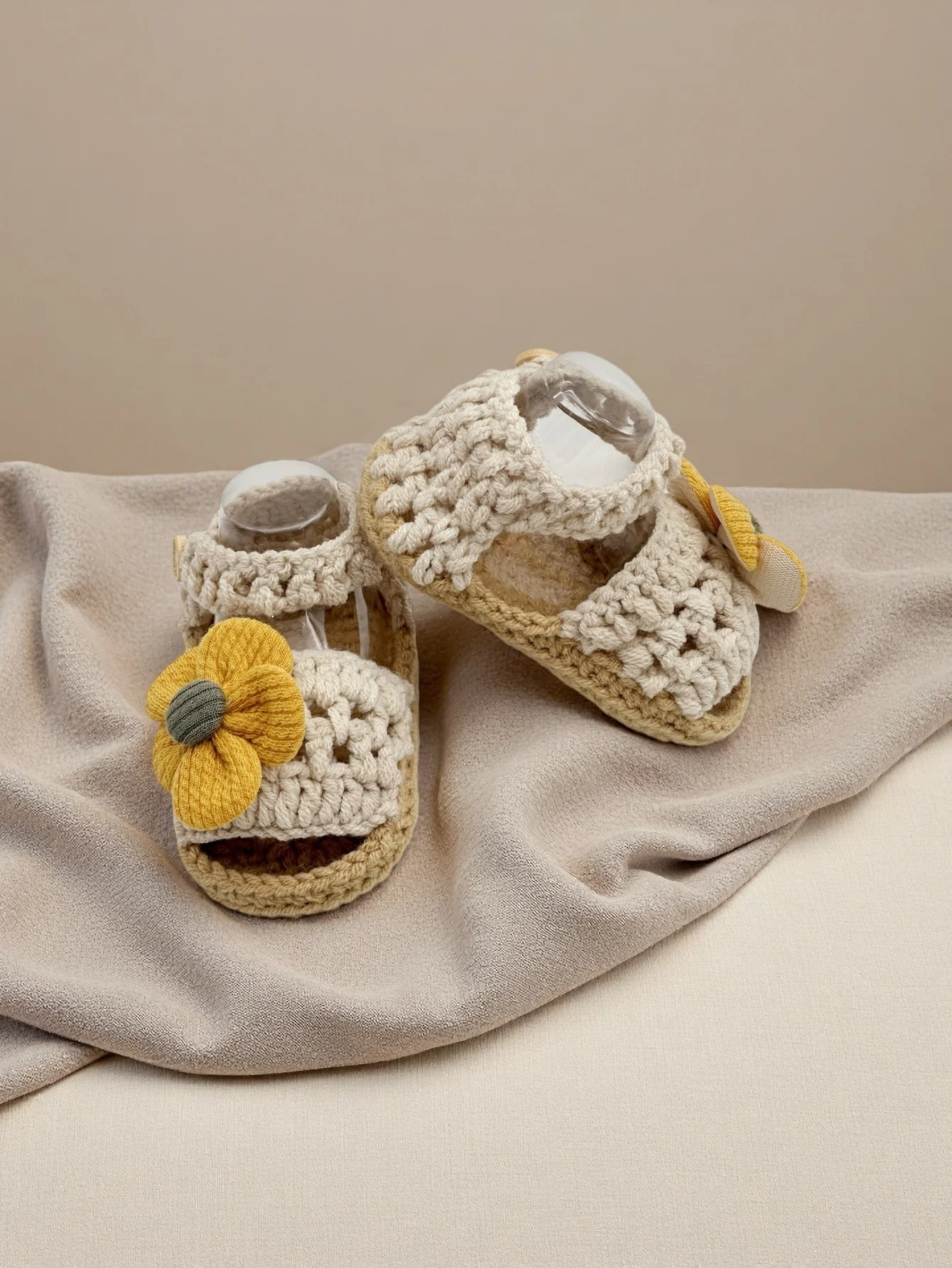 زوج واحد من صنادل الأطفال المصنوعة يدويًا من الكروشيه مع زهرة صفراء، أحذية بيج متماسكة مع زر إغلاق، أحذية ناعمة لحديثي الولادة #5