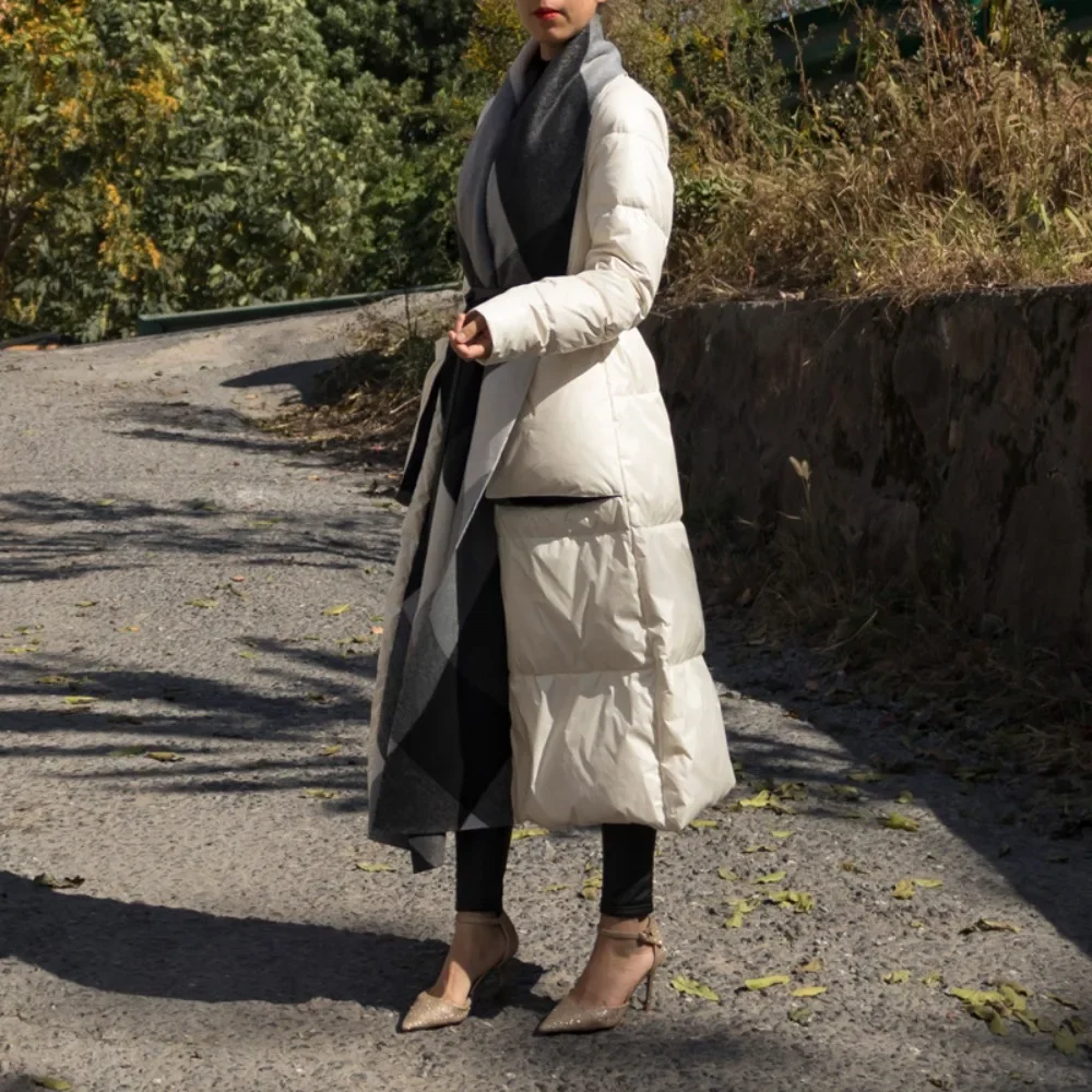 Piumino da donna in piumino d'anatra bianco invernale nuovo piumino lungo sciarpa al ginocchio incrociata piumino alla moda con giunture in lana stile europeo