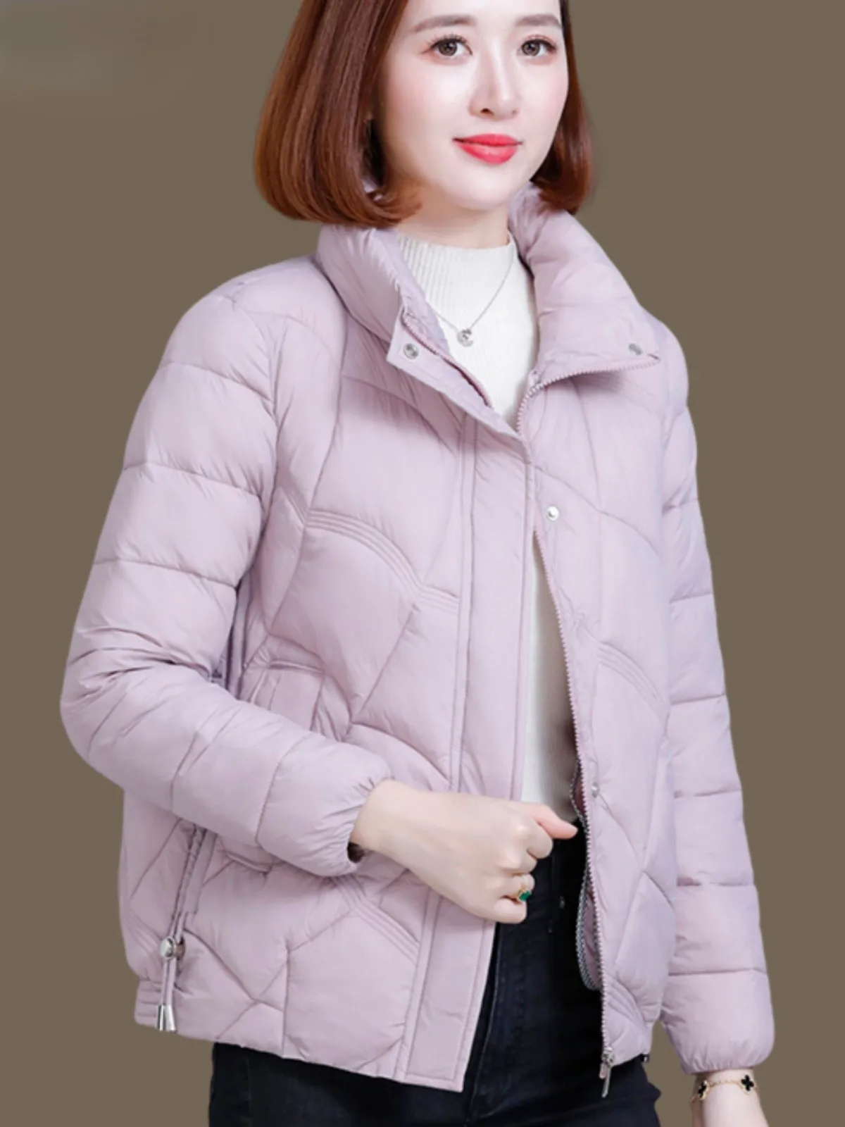 

Красные женские пуховики с изогнутым, изогнутокруглым, изогнутолинейным, витым, извилистым, волнообразным, изящным дизайном