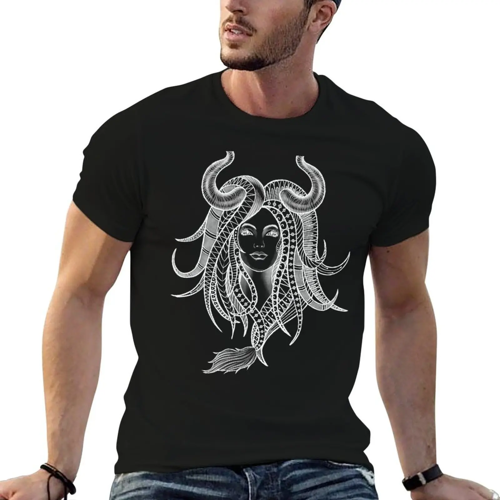 T-shirt Femme Taureau confiante avec cornes et motif de tatouage géométrique, t-shirt homme en coton épais