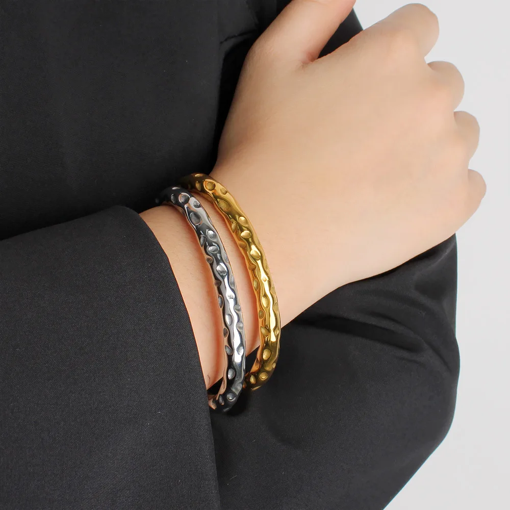 الأوروبية والأمريكية 2025 موضة جديدة بسيطة الراقية سوار مفتوح مطروق