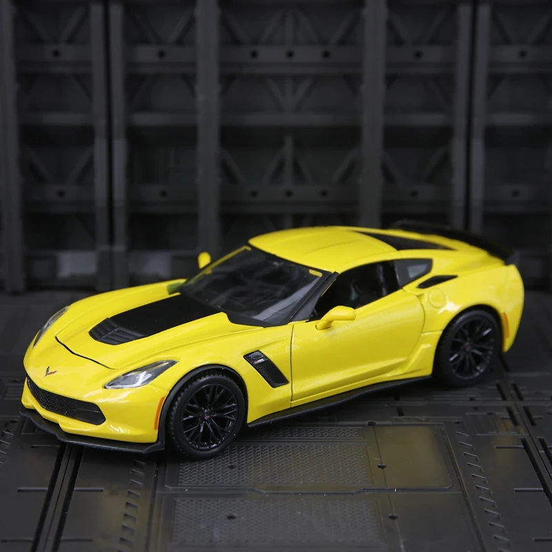 

Maisto 1:24 Simulate Chevrolet Z06 2015 alloy car model with doors and hood that can open supercar ornaments