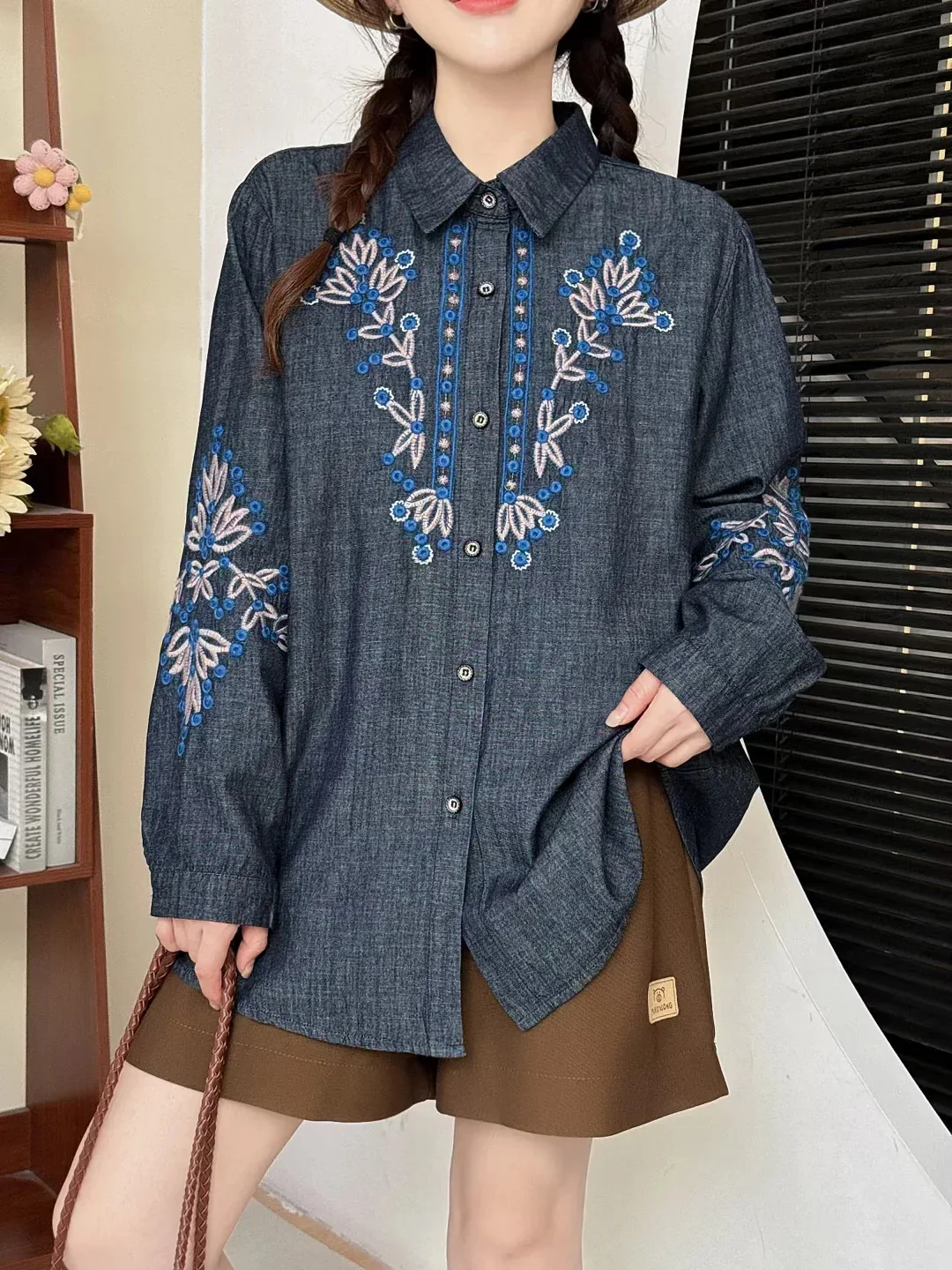 Nueva camisa vaquera de manga larga de otoño 2025, bordado con cuello vuelto para mujer, blusa holgada versátil Retro OL para chica Mori T58827CC
