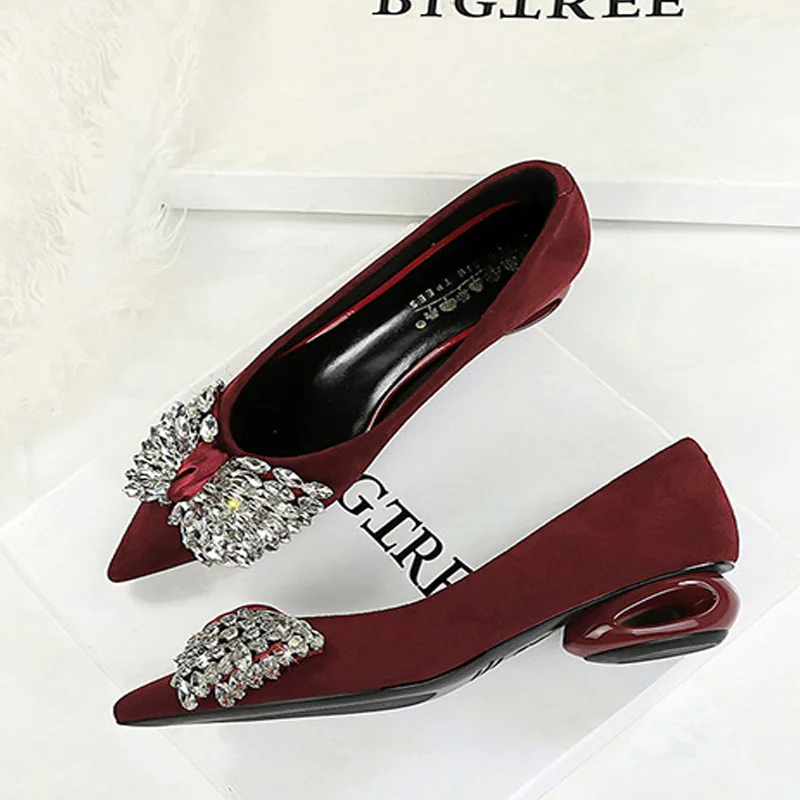 Zapatos de tacón bajo con diseño geométrico calado, de la marca BIGTREE CRYSTAL, con punta en forma de mariposa, para mujer, ideales para bodas, banquetes y eventos formales.
