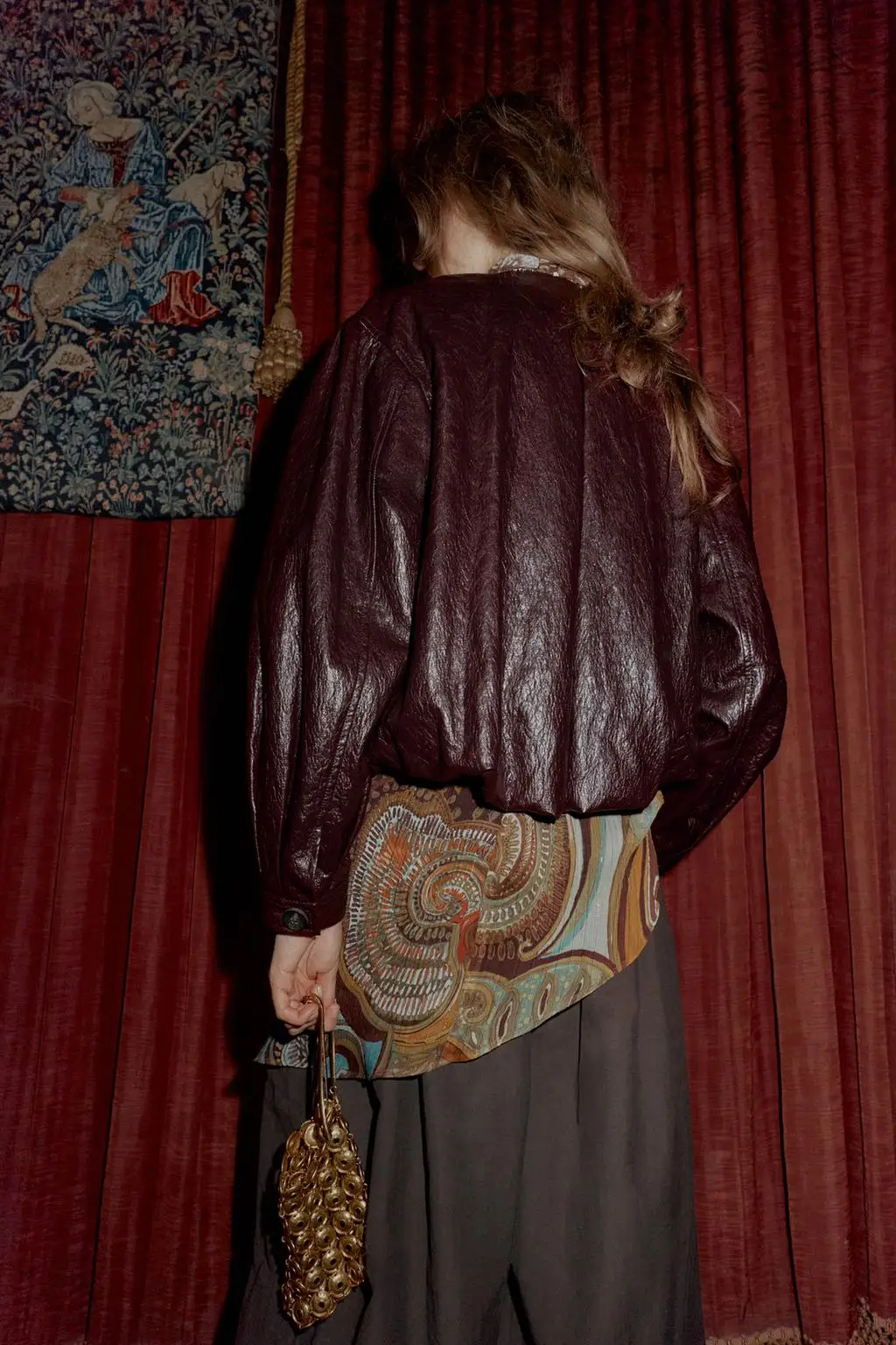 แจ็คเก็ตหนังสั้นสีแดงสำหรับผู้หญิง สไตล์เก๋ไก๋ ปกเสื้อแบบลาペル แขนยาว ติดกระดุมแถวเดียว คอกลม ทรงหลวม แจ็คเก็ตแฟชั่นปี 2025 เสื้อคลุมสตรีแนวสตรีท