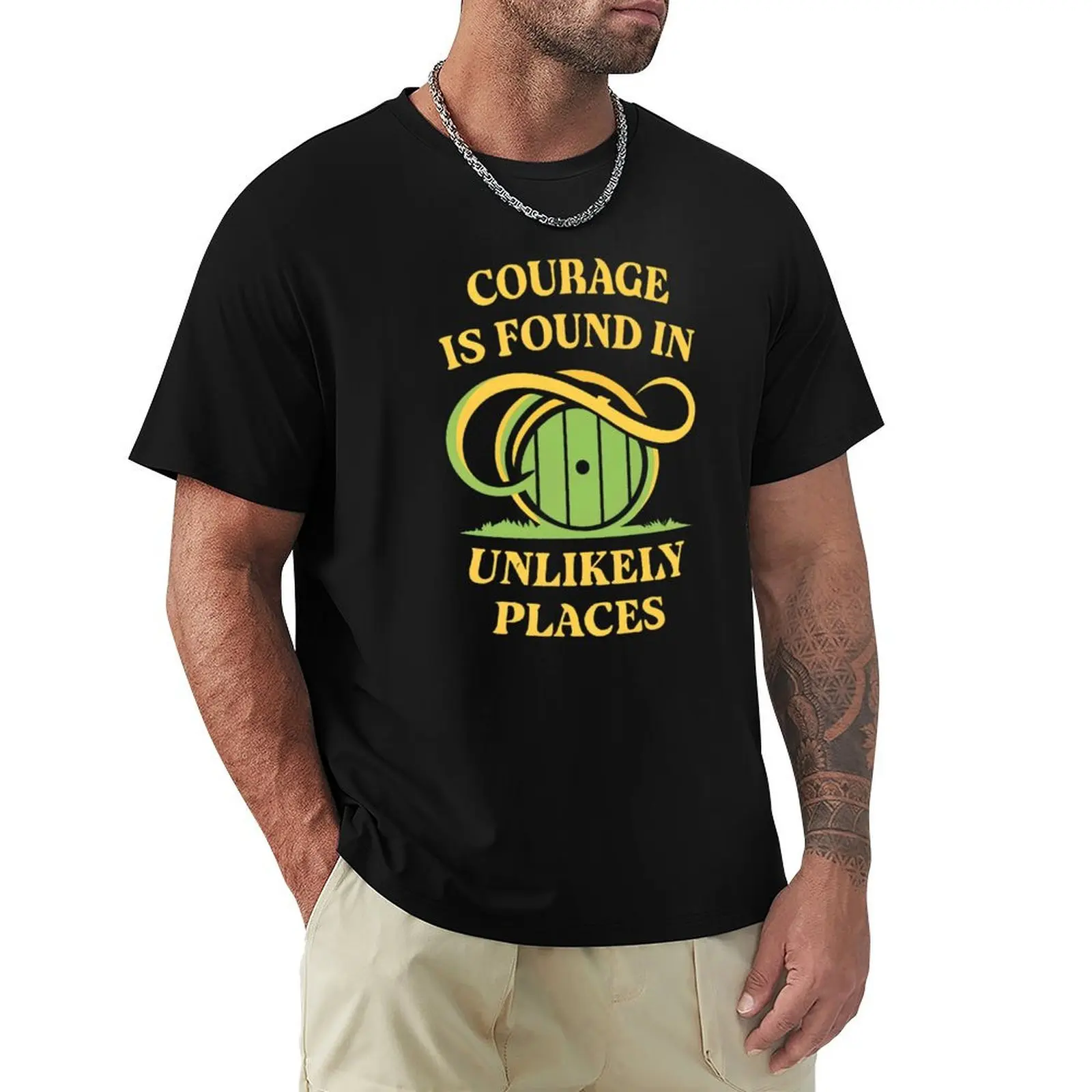 Le courage se trouve dans des endroits inattendus - Green Door - T-shirt Fantasy Basic uni pour toutes les saisons