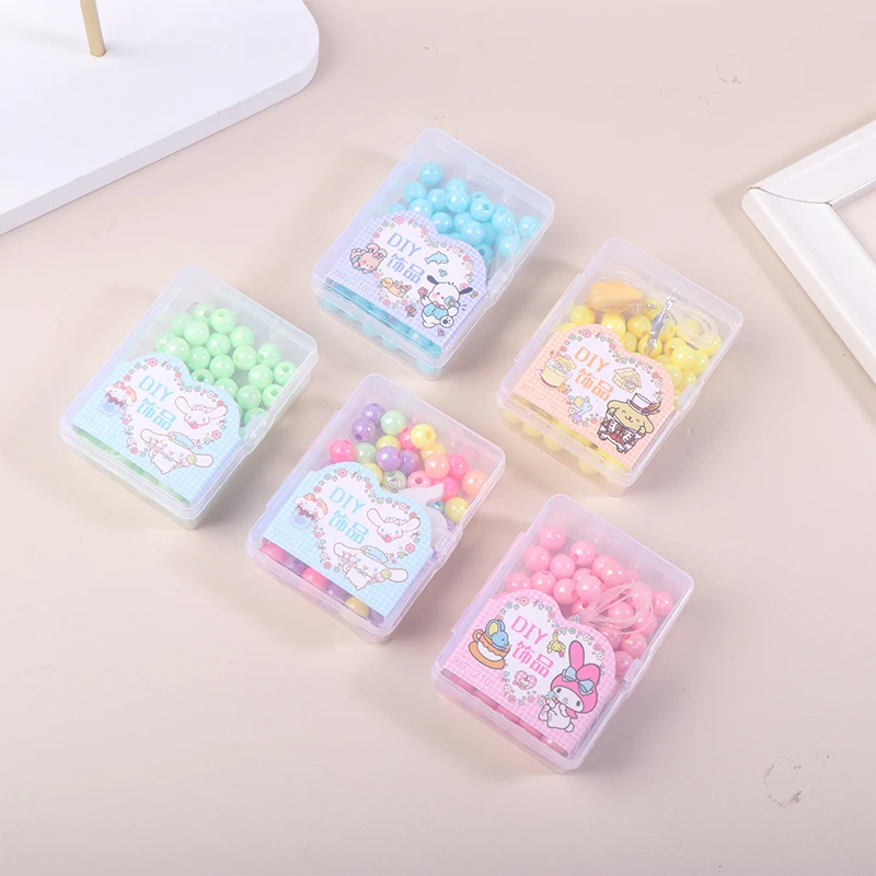 Sanrio จี้กำไล DIY สาวน่ารักพลาสติกประดับด้วยลูกปัดสินค้าเครื่องเขียนแฮนด์เมด1กล่อง