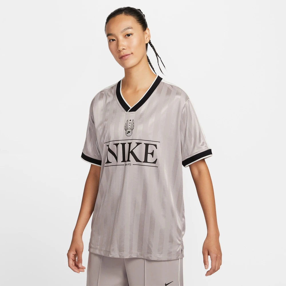 

Женская трикотажная футболка NIKE 2025 AS W NSW V с вырезом и джерси IH8505-009