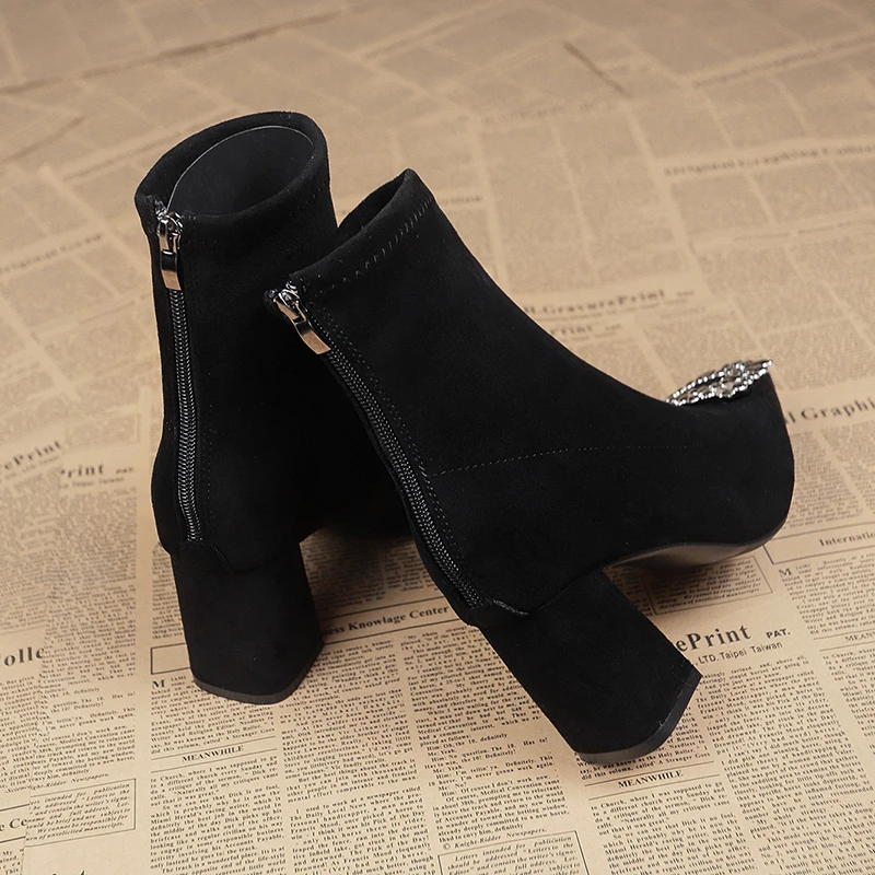 Nuevos botines negros, zapatos de tacón alto a la moda para mujer, botas aterciopeladas puntiagudas, botas cortas con diamantes de imitación para primavera y otoño