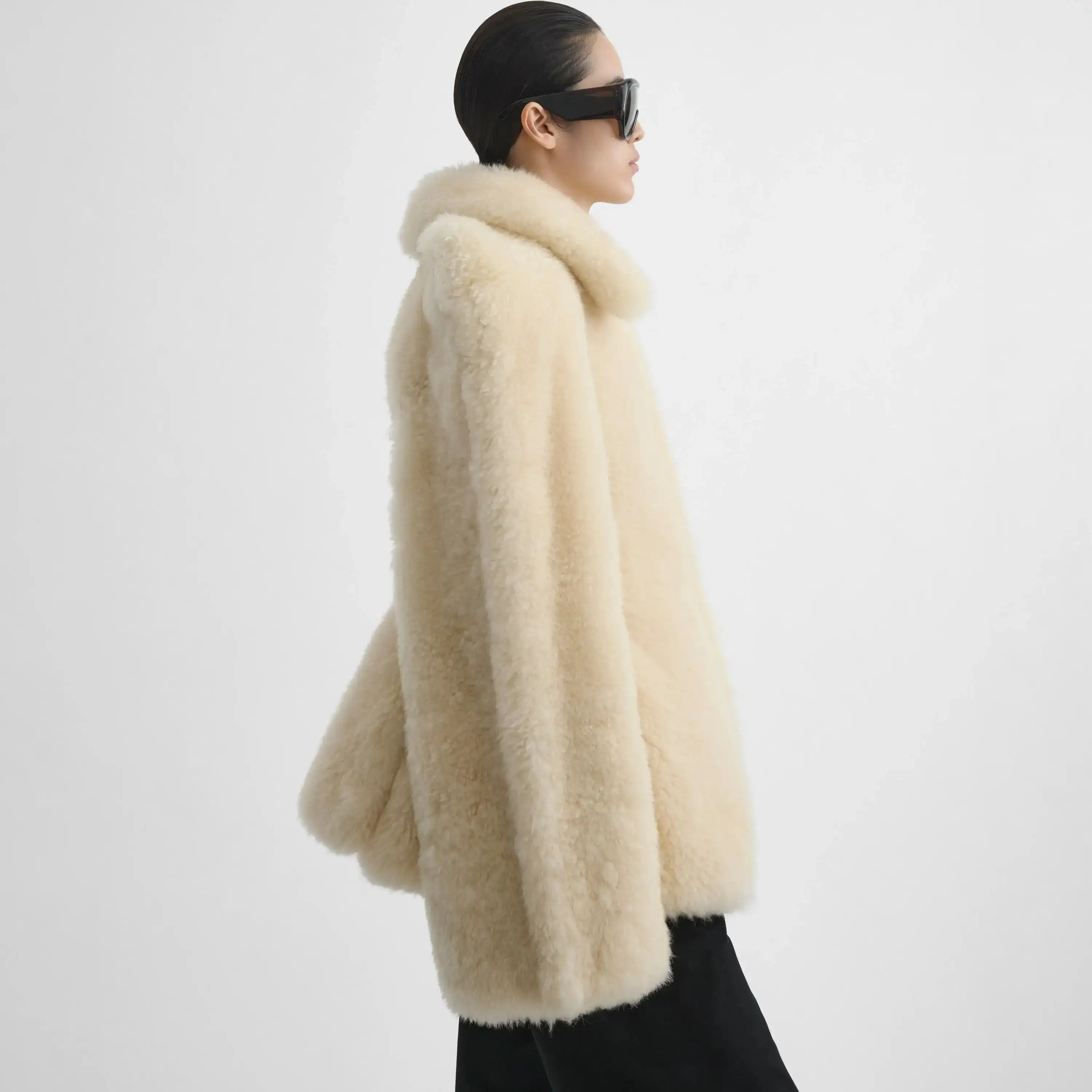 يتم إصدار النمط الجديد من معطف الفرو غير الرسمي والعصري لملابس النساء في المقدمة. معطف فيبي فيلو عالي الجودة