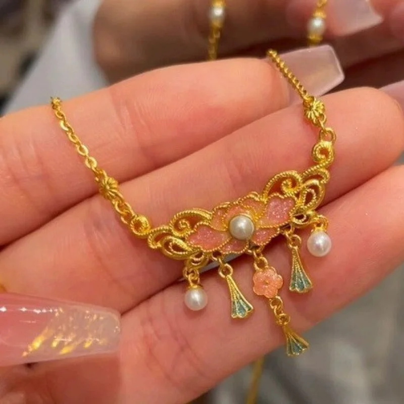 

A retro and exquisite palace-style jewelry necklace with colorful peonies and tassels, featuring a light luxury and high-quality