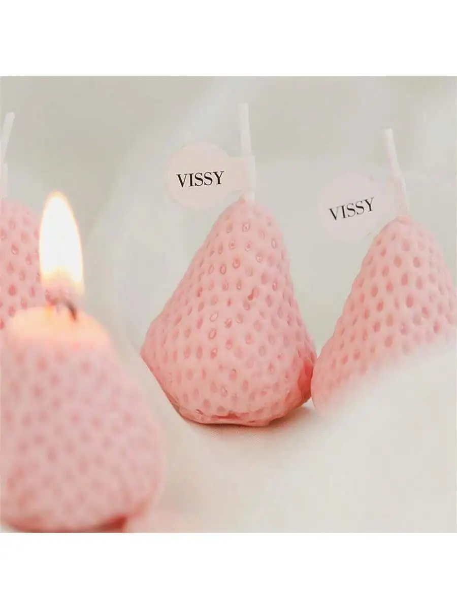 4 strawberry shaped scented candles, unique strawberry shaped soy wax candles with a sweet taste, used to boost mood and luxurio