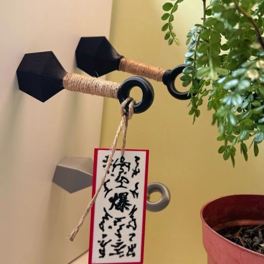حار أنيمي النينجا كوناي مغناطيس الثلاجة اللعب الكرتون تأثيري الدعائم البلاستيكية Shuriken نموذج الديكور مغناطيس الثلاجة لعب الأولاد هدية
