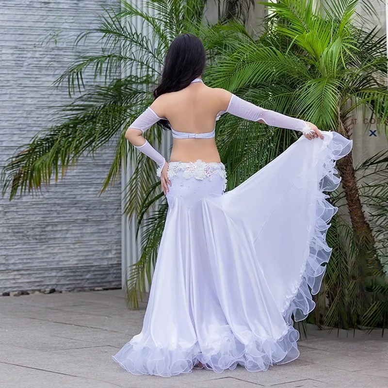 Maßgeschneidertes Bauchtanzkostüm, Performance-Kostüm, weiblicher orientalischer Seidensatin-Overall, Tanzset, weißer BH, langer Rock