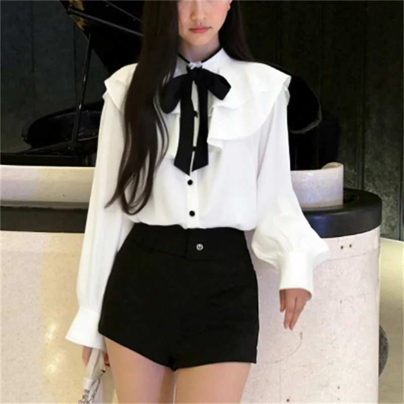 Tendência da moda feminina outono 2025: camisa decorativa em camadas com laço de bloqueio de cores