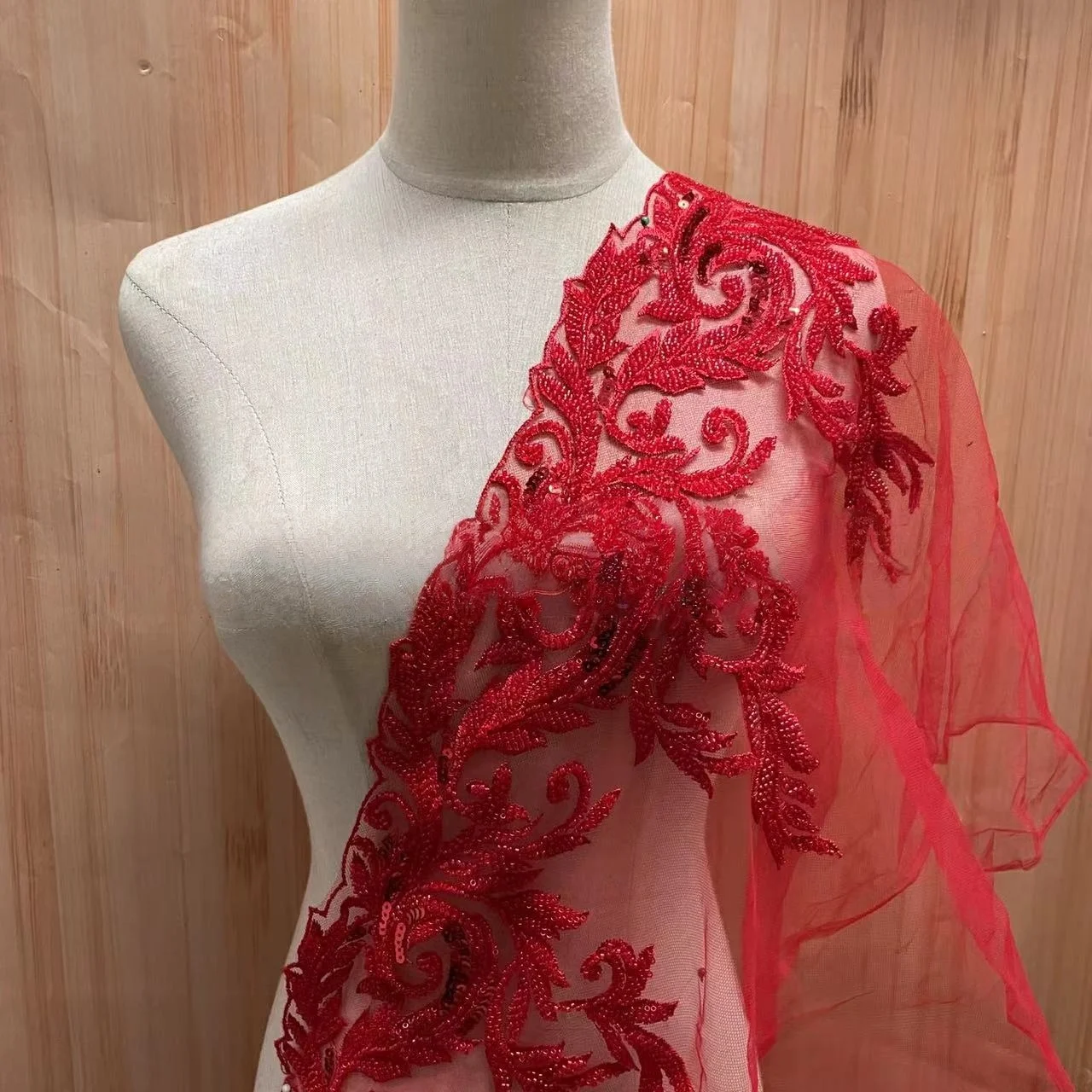 Finiture in pizzo ricamato con perline e paillettes con motivo applicato da sposa per tessuti per abiti da sposa