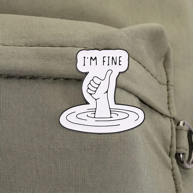 Lustiges, sarkastisches „I'm Fine“-Meme-Emaille-Abzeichen, Metallbrosche mit Daumen nach oben für Kleidungsdekoration, humorvolles Geschenk zur Förderung der psychischen Gesundheit – Detail 3
