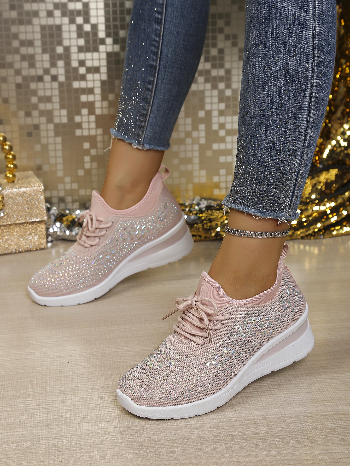 Glänzende Damenschuhe mit unsichtbaren, höhenvergrößernden und stoßdämpfenden Sohlen – die perfekte Wahl für Partys – Detail 12