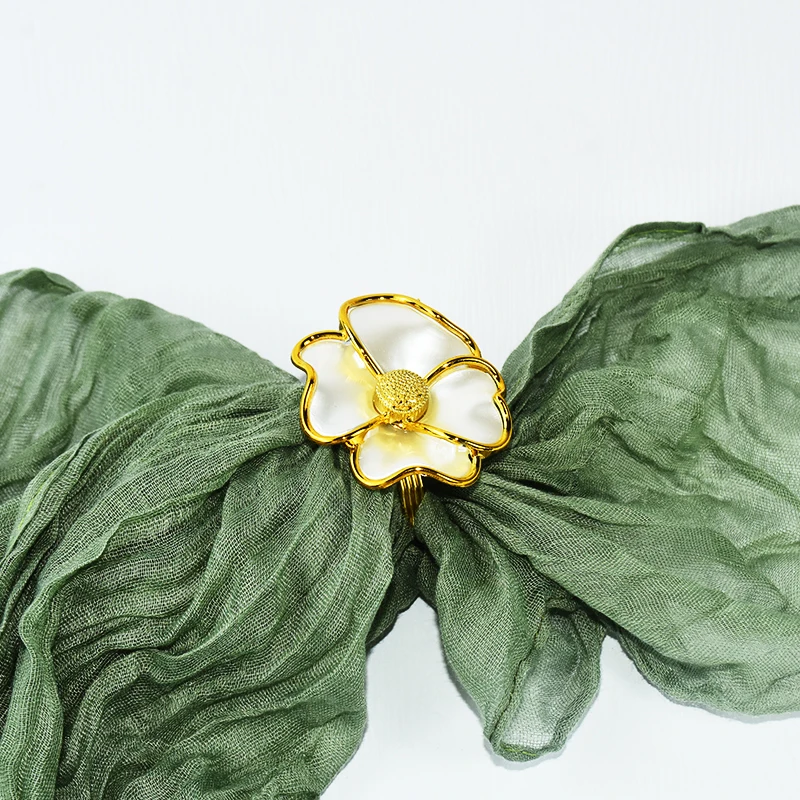 Bloom Napkin Ring Golden Side Plum Blossom Tableware Holder White Flower Napkin Buckle Wedding Birthday Feast Dining Table Decor