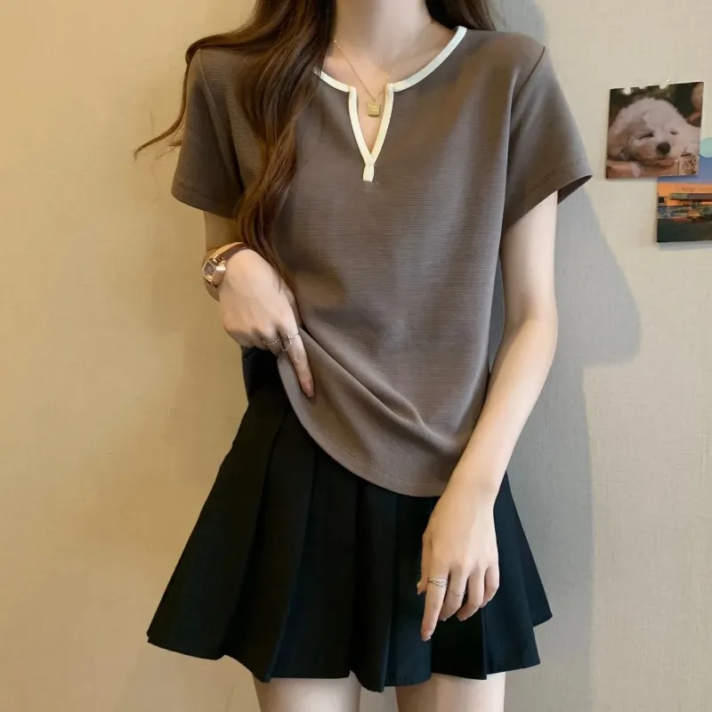Women's Contrast Trim V-Neck Short Sleeve Top Brown Ribbed Knit T-Shirt with Split Neck Detail