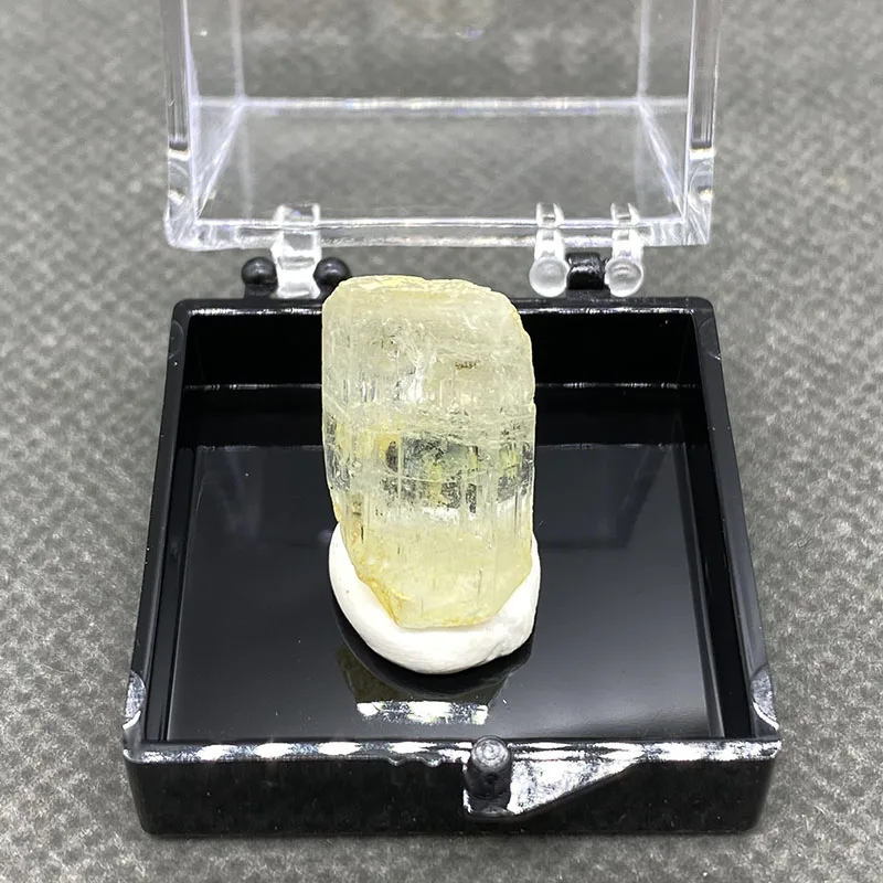 عينة معدنية كريستالية للشفاء الخام من الزبرجد الباكستاني الطبيعي 100% + حجم الصندوق: 35*35*35 مللي متر