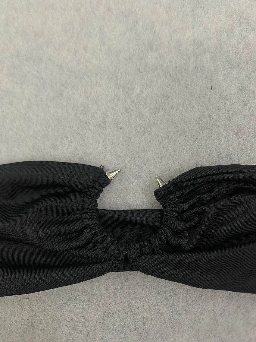 Damen Y2K Goth trägerloser Bikini-Badeanzug mit Metallringen, Spikes und Nietenverzierung, Bandeau-Top, zweiteiliger Strand- und Urlaubs-Badeanzug-Set – Detail 10