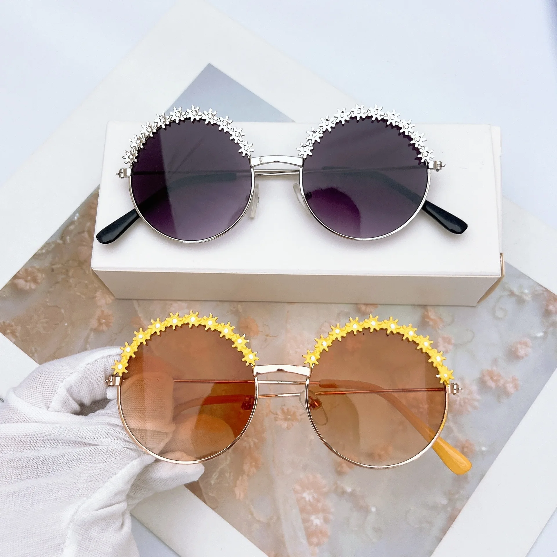 2025 Modetrend Metallblume Kinderpersönlichkeit Vielseitige Sonnenbrille im UV-Schutzstil