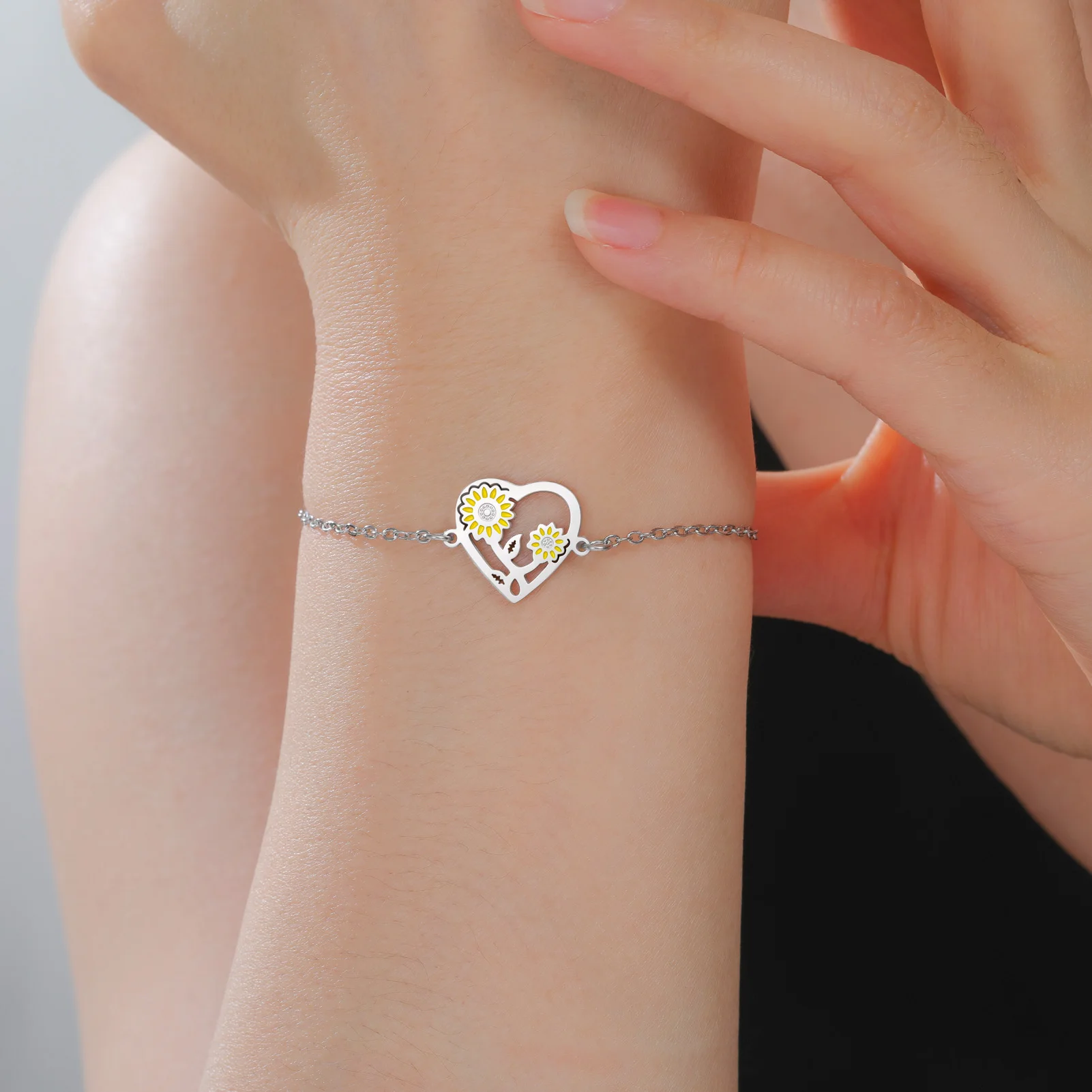 Kkjoy Herz-Sonnenblumen-Armband und Fußkettchen, Emaille-Edelstahlschmuck, zierlicher Blumenanhänger für Handgelenk und Knöchel, süßes Alltagsgeschenk für Damen – Detail 3