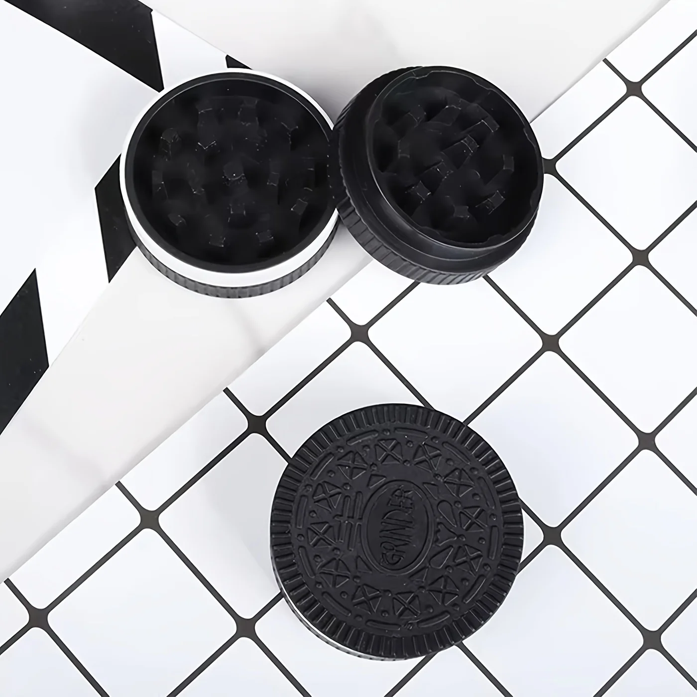 Vanilla Spice Grinder, 2.2-Inch Powerful Manual Grinding,Fun Cookie Shape Design,Protection Plastic Portable Crusher Accessories