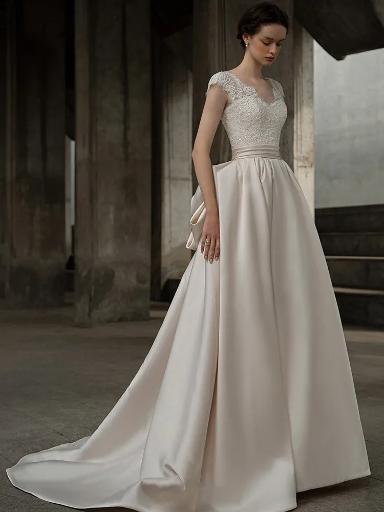 サテン生地の軽やかな高級感漂う、上質で優しい外出用ドレス