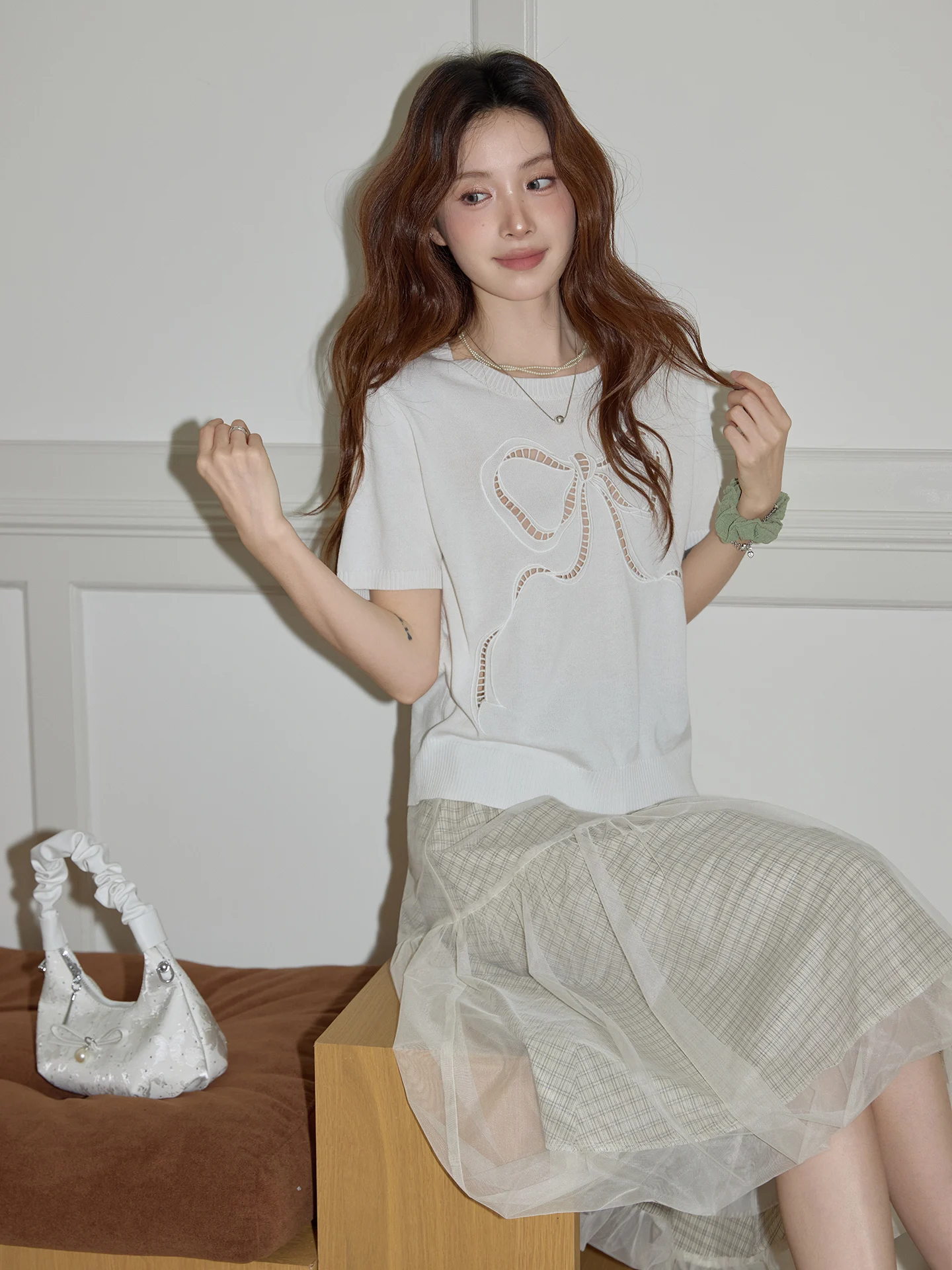 

Белая футболка с круглым вырезом и вышивкой-узлом, женская летняя повседневная модель с коротким рукавом, высокое качество, стиль для работы и отдыха