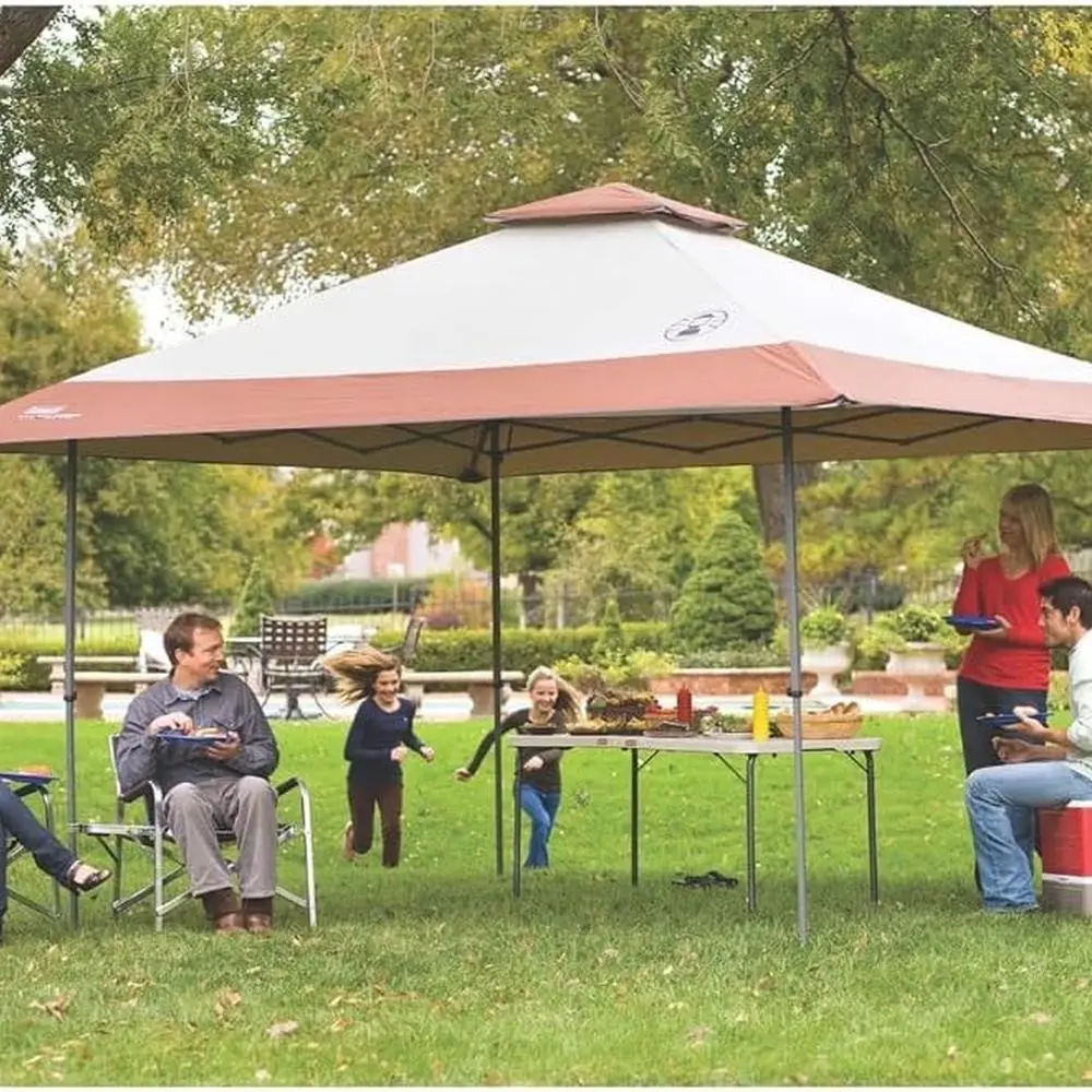 مأوى مظلة محمول سريع الإعداد مقاس 13 × 13 قدمًا مع سقف مزود بفتحات تهوية لتعزيز تدفق الهواء وحماية من أشعة الشمس 50+، مثالي للاستخدام في الهواء الطلق