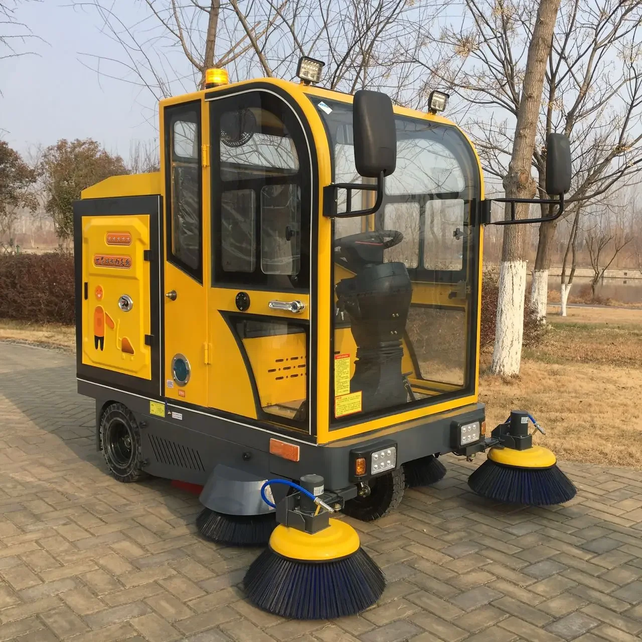 Spazzatrice elettrica a quattro ruote per auto Big Street completamente chiusa Spazzatrice commerciale per pavimento su strada