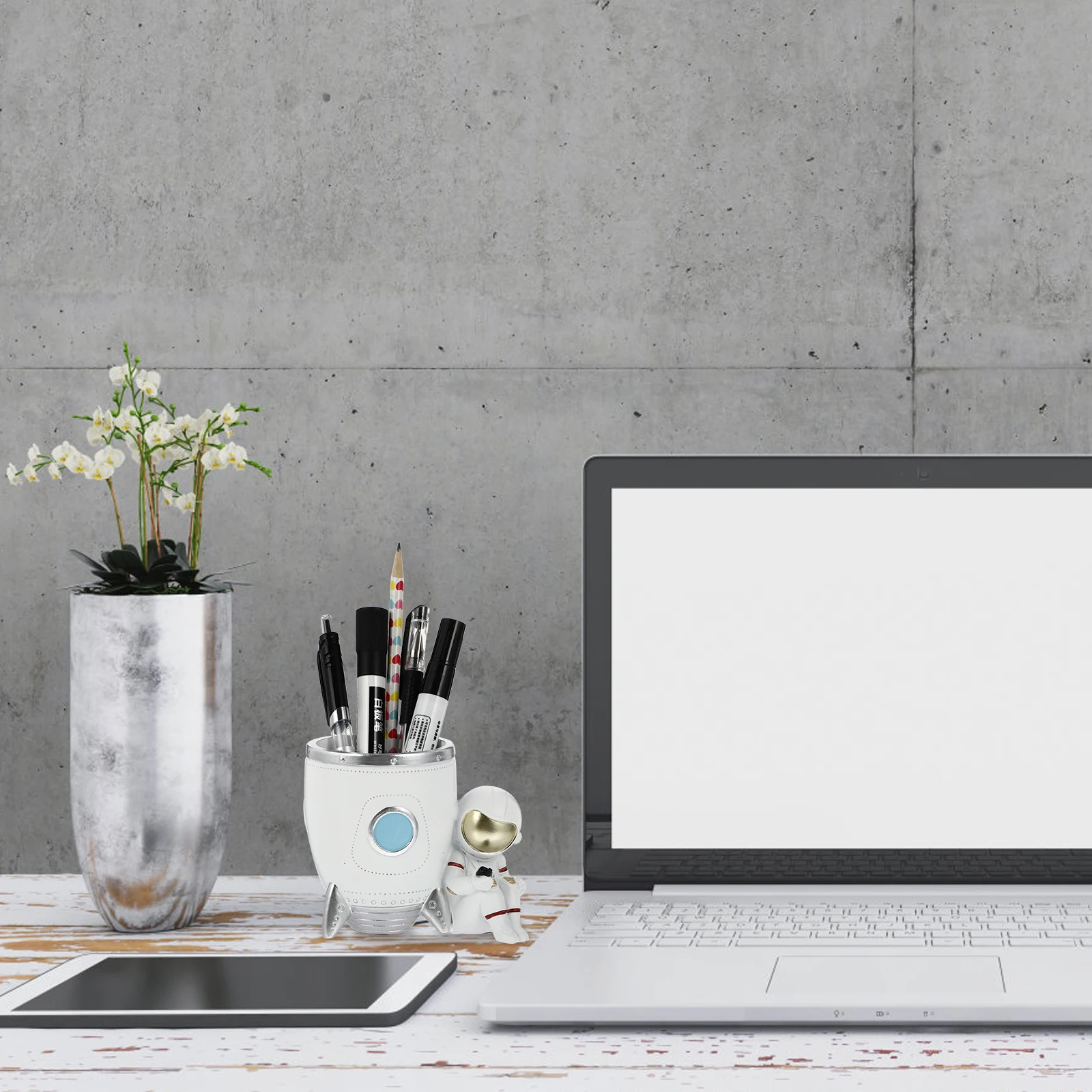 

Resin Astronaut Rocket-Shape Pen Holder Creative Desktop Stationery Storage Organizer Decoration Resin Pen Holder