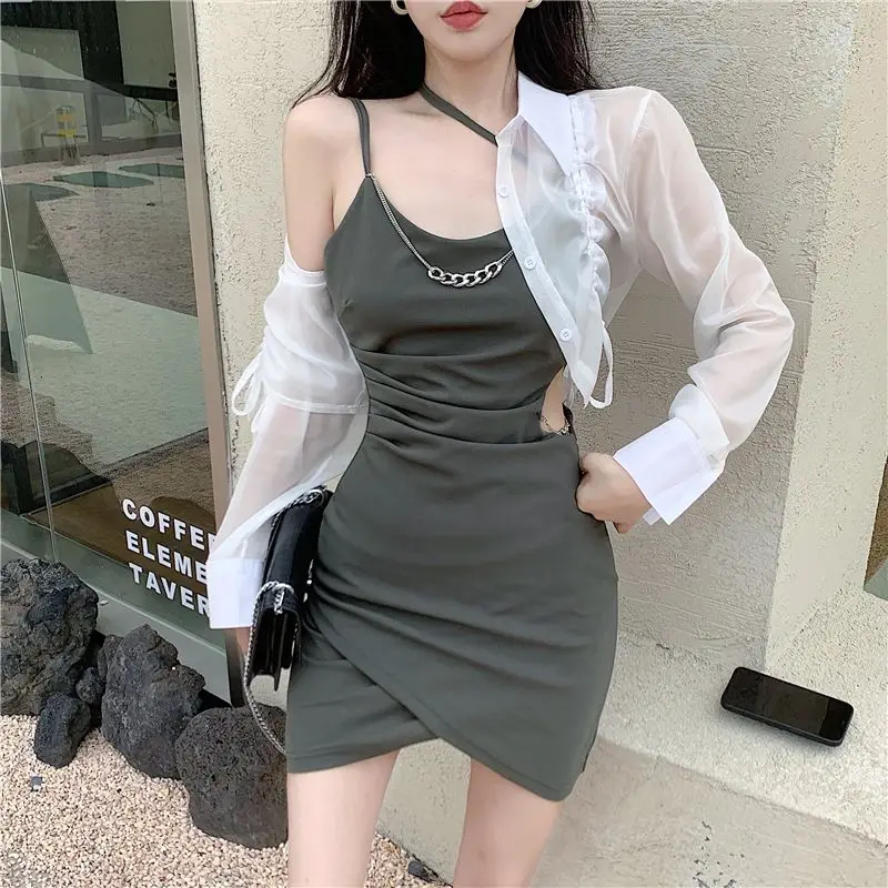 

Изысканный дизайн: женский летний комплект – платье на бретельках с асимметричными складками и рубашка с длинным рукавом на шнуровке с защитой от УФ-излучения