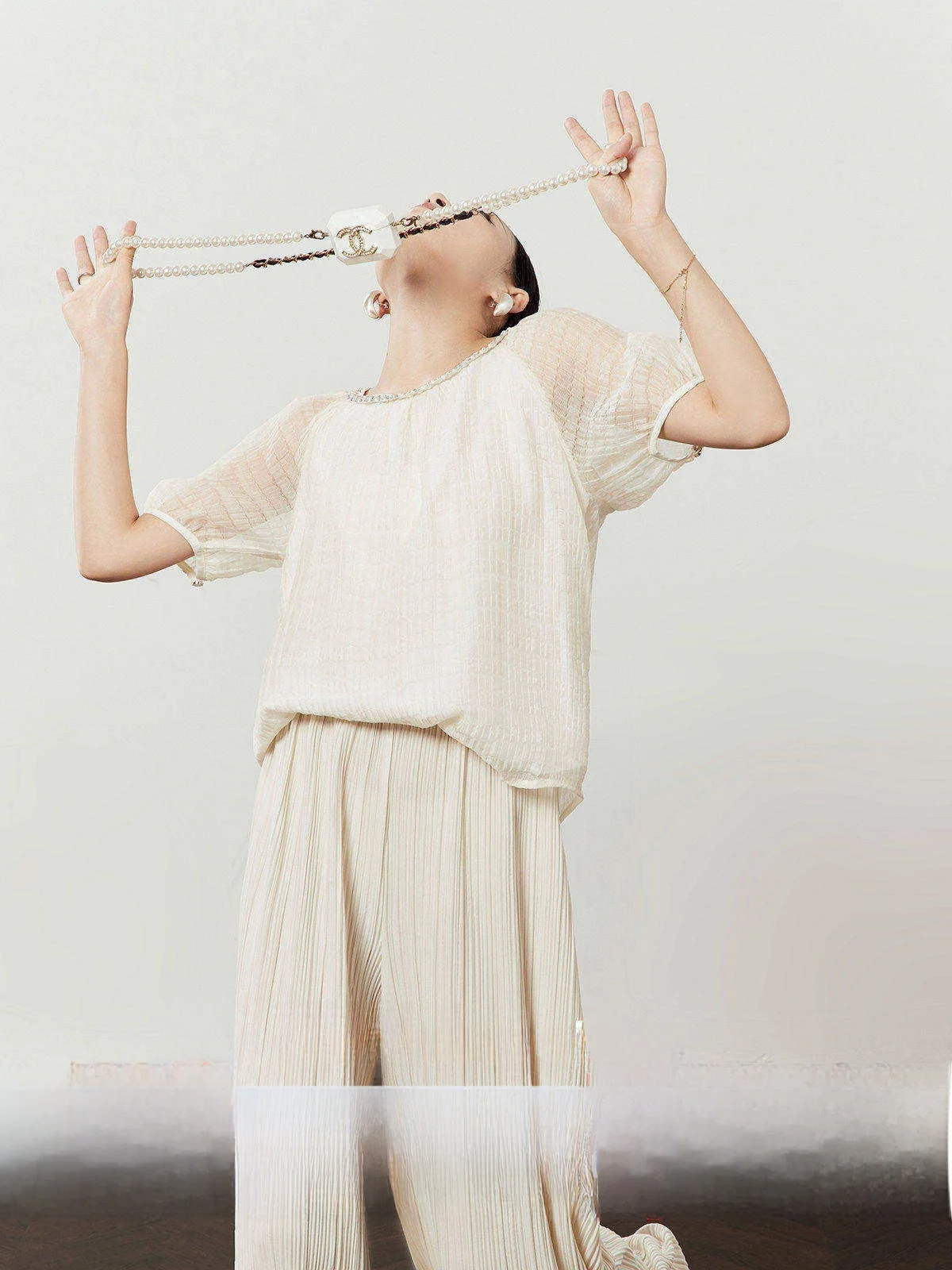 

Mild Wind Loose Fit round Ne Commute Sle irt Women's Simple Design Top in Beige Color by Zhou Li Wu 2025 New Arrival